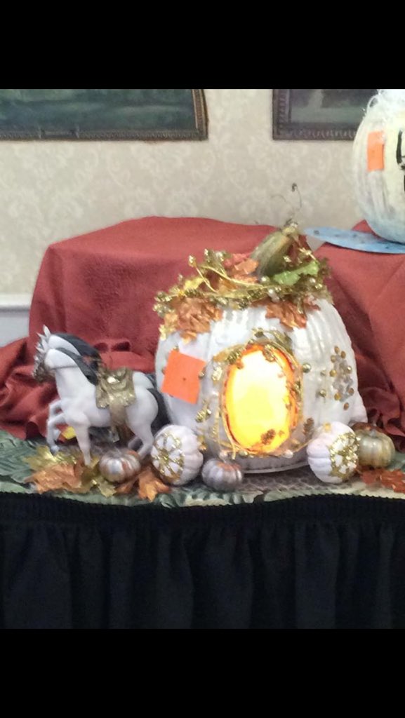 Flirtyfunlashes's tweet photo. #cinderella #disneyjunkie #pumpkincontest https://t.co/weKSaS4Day