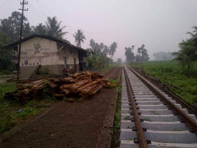 MinangOfficial's tweet photo. Perbaikan Jalur Kereta Api Lubuk Alung - Kayu Tanam https://t.co/veEIM9GFRR