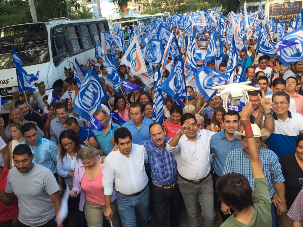 SOFIA_SC_'s tweet photo. #FiestaPorLaDemocracia los mejores ánimos #Colima por la anulación de la elección  @GustavoMadero @JL_Preciado_ https://t.co/qUvhJSk1fQ