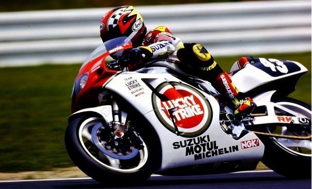 GetMotored's tweet image. Schwantz...  Suzuka 1992 with Doug Chandler GSXR750R #Suzuka #8hour #Suzuki