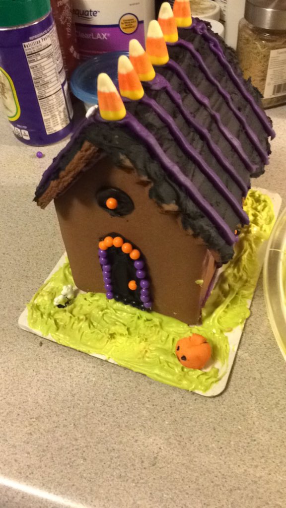 jackiePIMPkin's tweet photo. I made this Spoopy house today. With @SkootiePatootie https://t.co/XInBsmoBc3