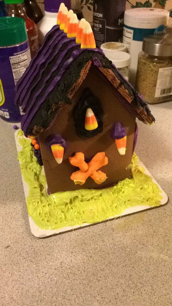 jackiePIMPkin's tweet photo. I made this Spoopy house today. With @SkootiePatootie https://t.co/XInBsmoBc3