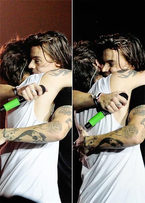 Shamii1D's tweet photo. SIEMPRE QUISE ESTAS FOTOS REALES Y NO CON PHOTOSHOP, YA ME PUEDO MORIR EN PAZ !
#LarryHug
#OTRASheffield3 https://t.co/c63jbrlkO0