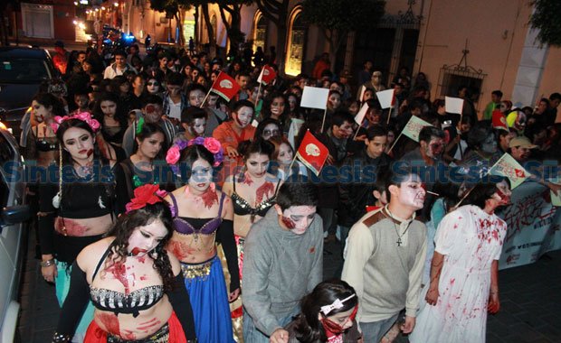 TlaxSintesis's tweet photo. Metrópoli Un éxito la @ZombieWalkTlax 2015 https://t.co/80O6YsJyJM https://t.co/BeqpcRq7Nc