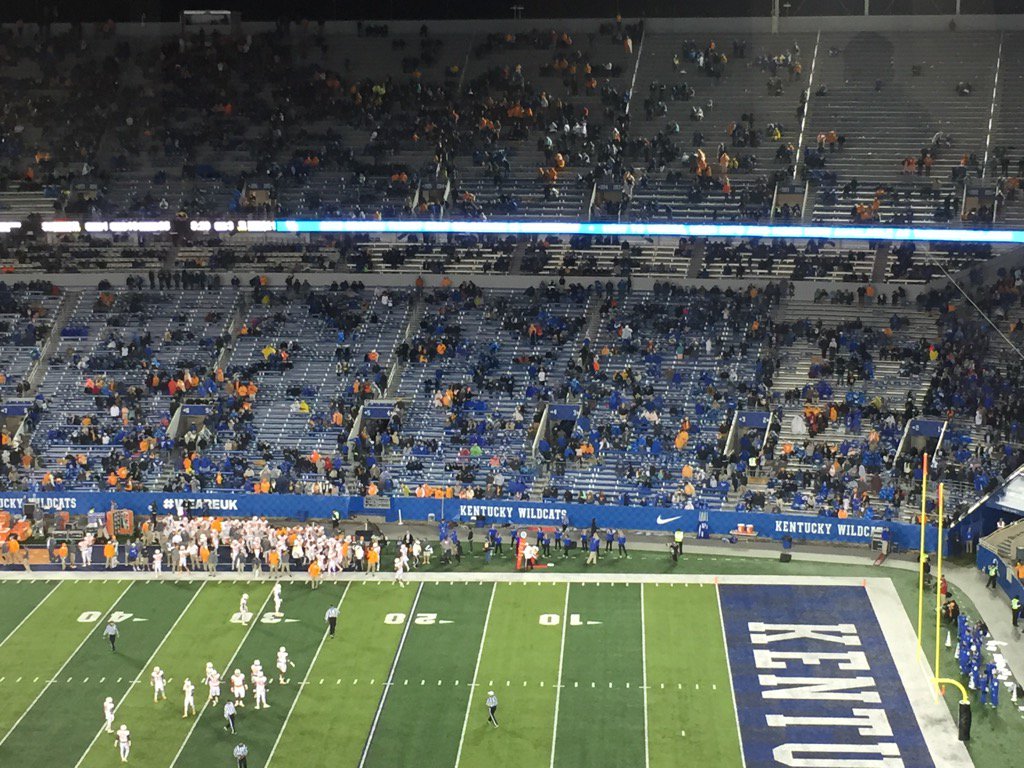 rockytopinsider's tweet photo. It's officially basketball season in Lexington https://t.co/XObs5nZiqH