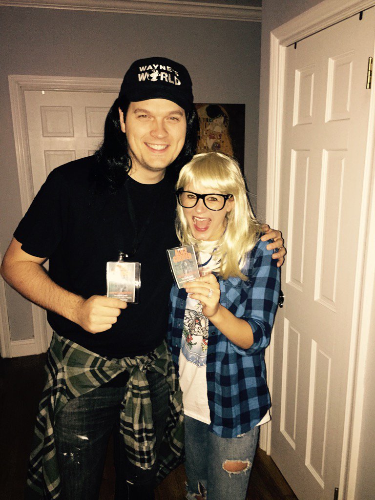 FonikaFann's tweet photo. What are we doing?! We've got backstage passes to Alice Cooper! #SNLoween #schwing https://t.co/DuplOPpWVb