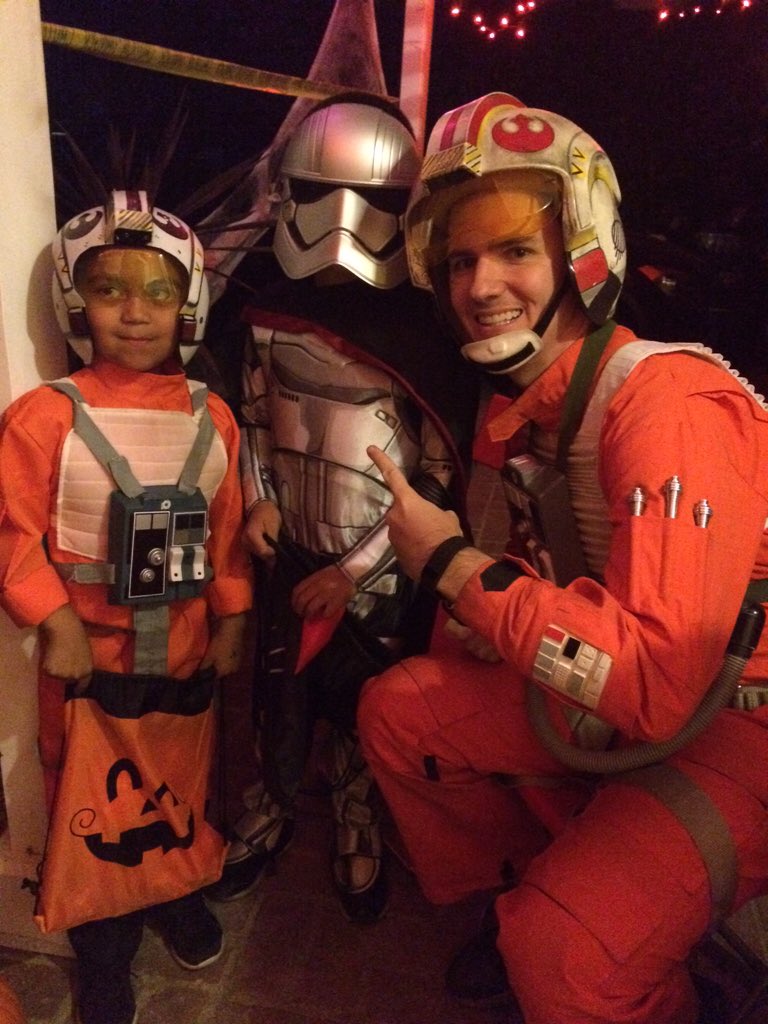 the_comlink's tweet photo. What'd you guys all do for Halloween? Lots of @starwars in @Reifenberg 's neighborhood this year! https://t.co/UEnBIxq3i5