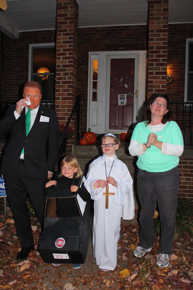 GoMaryO's tweet photo. The Pope and Fiat went trick-or-treating, couldn't escape John Boehner &amp; Kim Davis. #halloween2015 #HappyHalloween https://t.co/trgWodkNkb