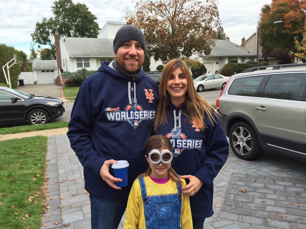 MarioniVP's tweet photo. Matching Met fans and their minion #LGM https://t.co/slSw8Cv302