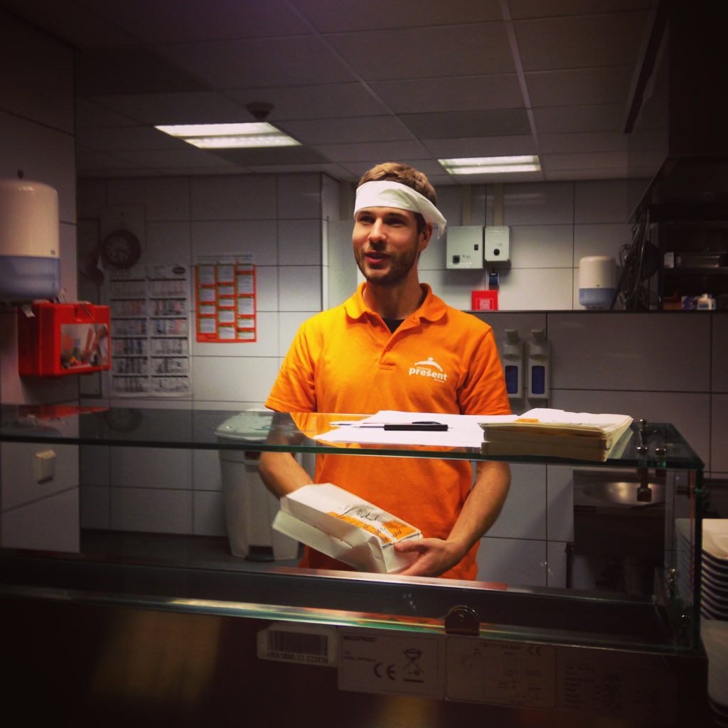cplubbers's tweet photo. Sushi chef JB helpt ons de nacht door @presentdenhaag #nonstoppresent #slapenkanaltijdnog https://t.co/9SKkX1jsLa
