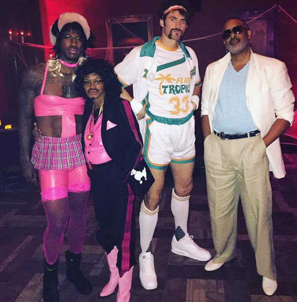 TJDhoops's tweet photo. Shumpert is getting a little too comfortable out here. #EnormousL #Size72Font https://t.co/IEgt7f0oxn