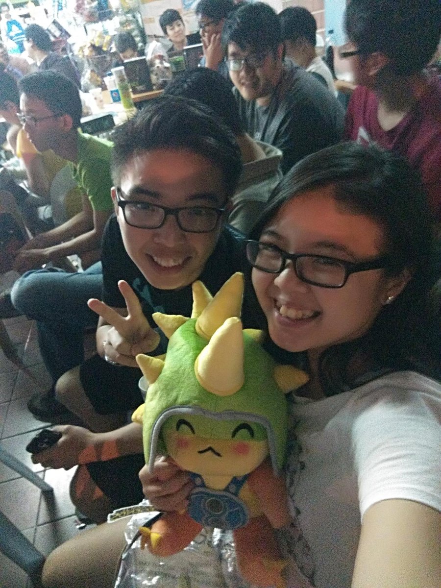 baby_cassey's tweet photo. Selfie from yesterday at the live match gathering. Still hyped from it! #LOLWorldfinal @LeagueOfLegends https://t.co/lp5awnSmHM