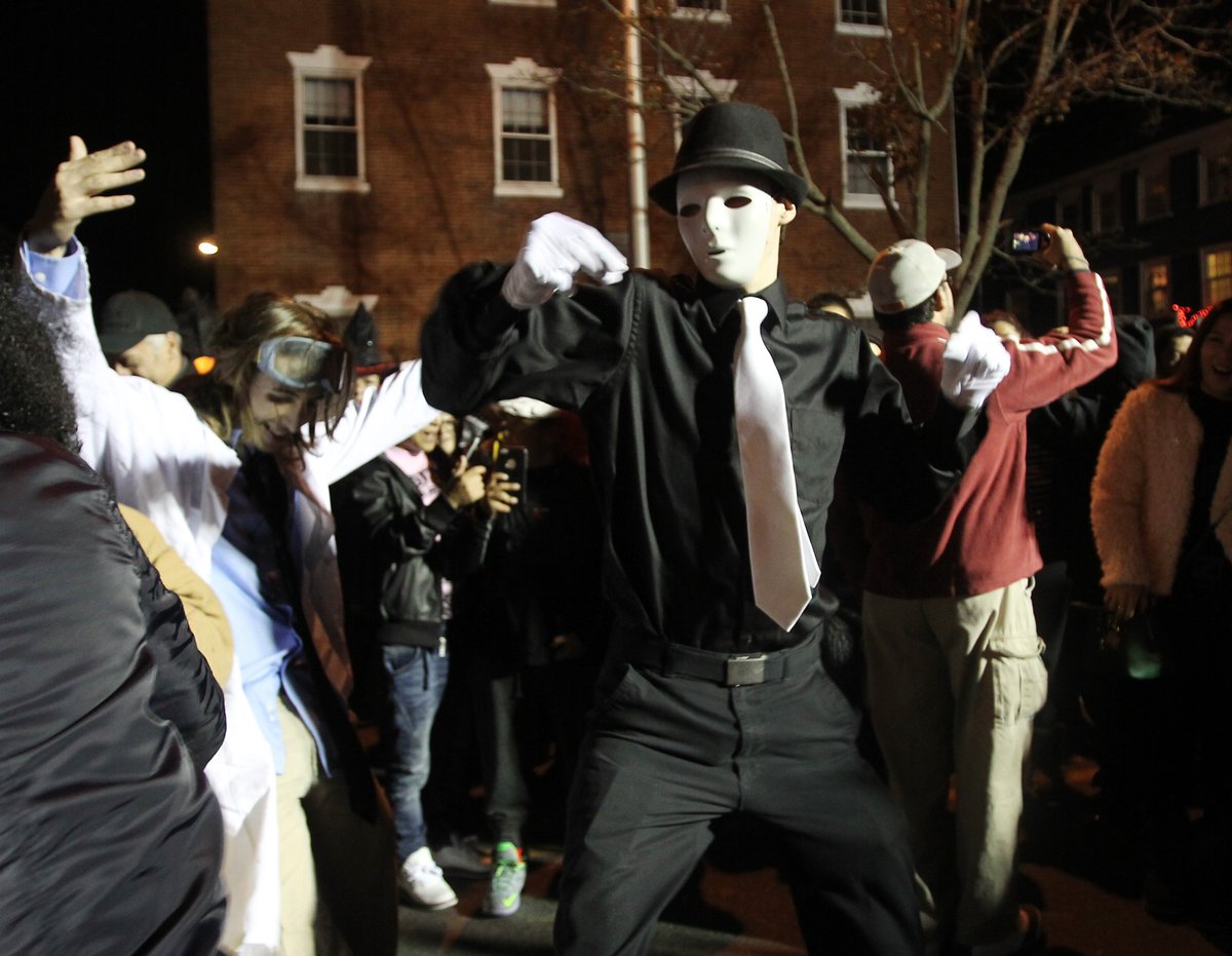 More photos of tonight's Halloween festivities: bit.ly/1NJjnp7 #SalemHalloween