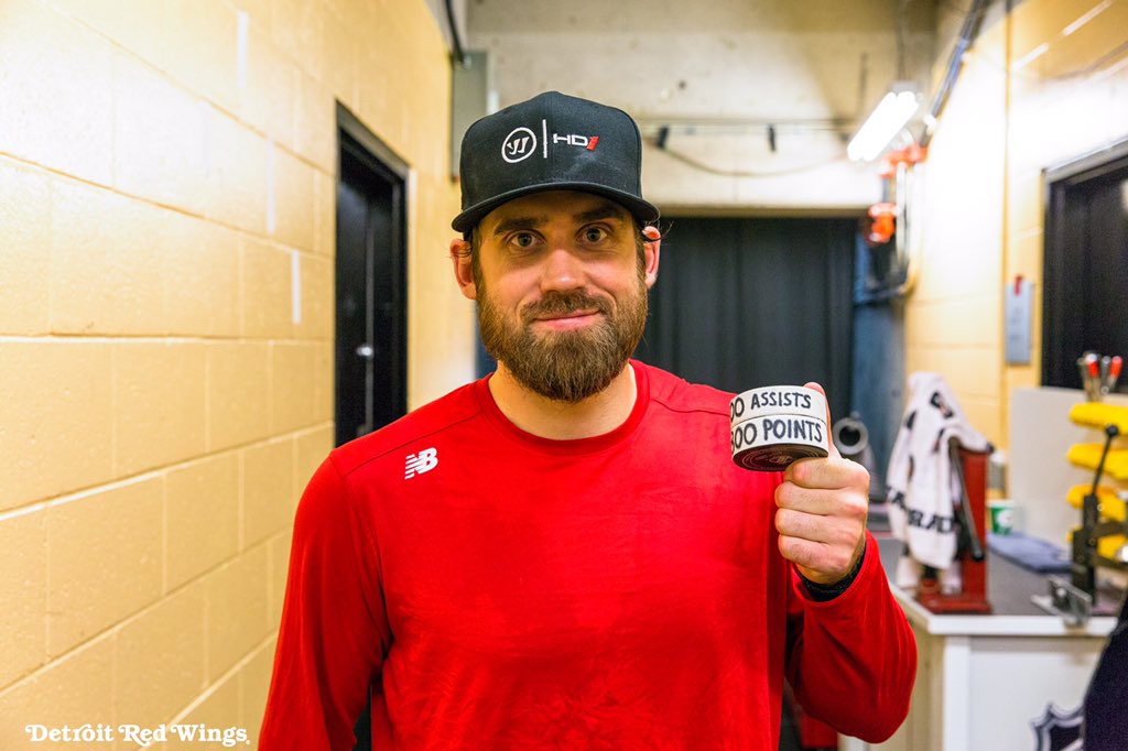 DetroitRedWings's tweet image. Big night for the Captain. 500 🍎&apos;s, 800 @NHL points. #LGRW