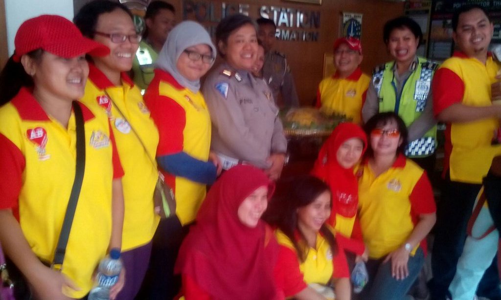 Ketua berbagi #Tumpengan HUT ke-6 Komunitas GoldarAB DKI kepada Petugas Polri di  Pos Bunderan HI. Born to Share
