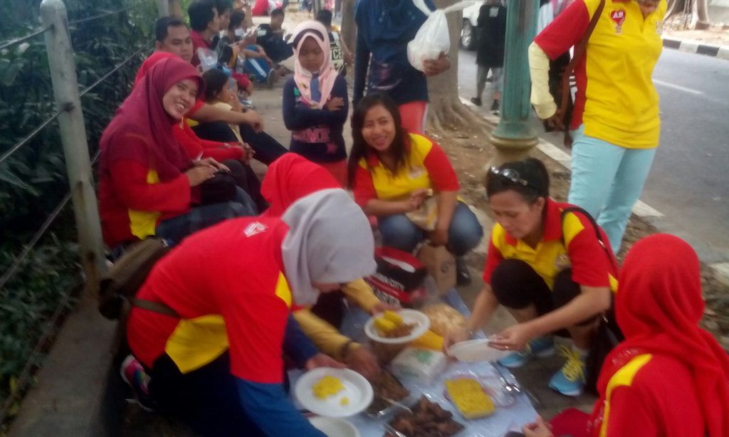 Menikmati brunch bersama di pelataran Pos Polisi Bunderan HI. Nikmatnya kebersamaan.