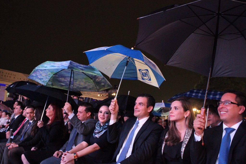 MauroGuerraNL's tweet photo. La lluvia son bendiciones, como las que llegan al @GobSanNicolas con el Gobierno de @VictorFuentesSN #VamosSN https://t.co/4J029v5Tnp