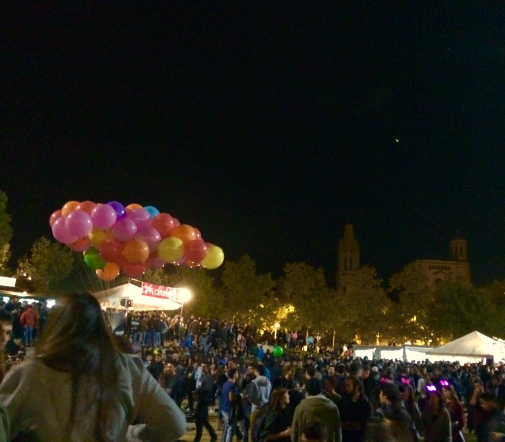 AiLrKiM's tweet photo. Preciosa nit per les fires de Girona! @firesdegirona @LenaBlank @girona_cat https://t.co/Dh2J7bsNdA