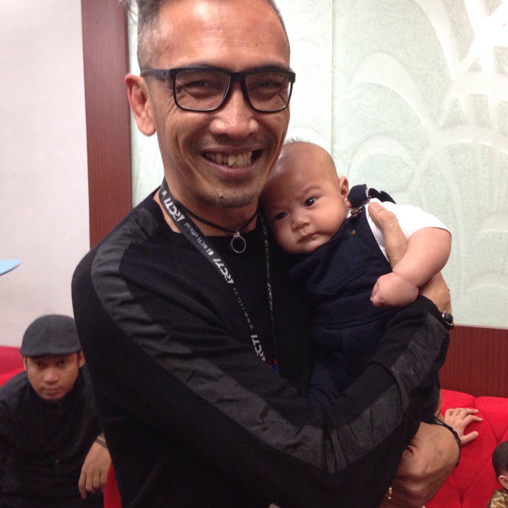 Hiiii ... Cup cup cup ama Engkong yaa <a href="/dahSyatMusik/">dahSyat</a> <a href="/armen_basauli/">Armen basauli</a> <a href="/RaffiAhmadLagi/">.</a>