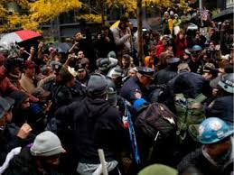 avigailespin23's tweet photo. @markoyvan 
Protestantes que son saqueados por autoridades policiacas.
#hdigital https://t.co/hrc5DXaIl5