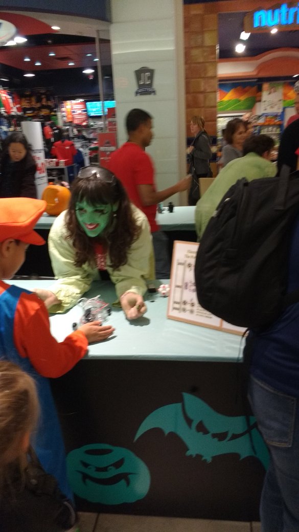 LORENAGARCIAPEI's tweet image. Awesome fun today at Frankenstein's electric lab.#UCalgaryspookyscience. #UC_Chem.#UofC_Science