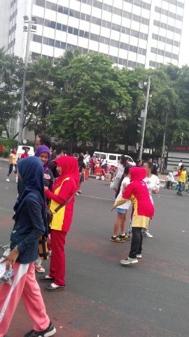 Membagikan 1500 snacks kepada peserta Car Free Day, wujud rasa syukur merayakan HUT ke-6 Born to Share.