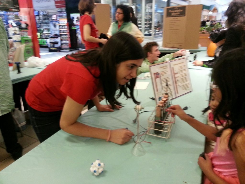 LORENAGARCIAPEI's tweet image. #UCalgaryspookyscience #UofC_Science#UC_Chem.This was happening at the electric lab!