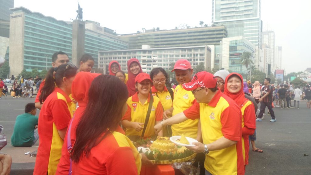 Bro Joko Kundaryo yang Ketua memotong #Tumpengan HUT dikitari anggota dengan background Hotel Indonesia. Keren
