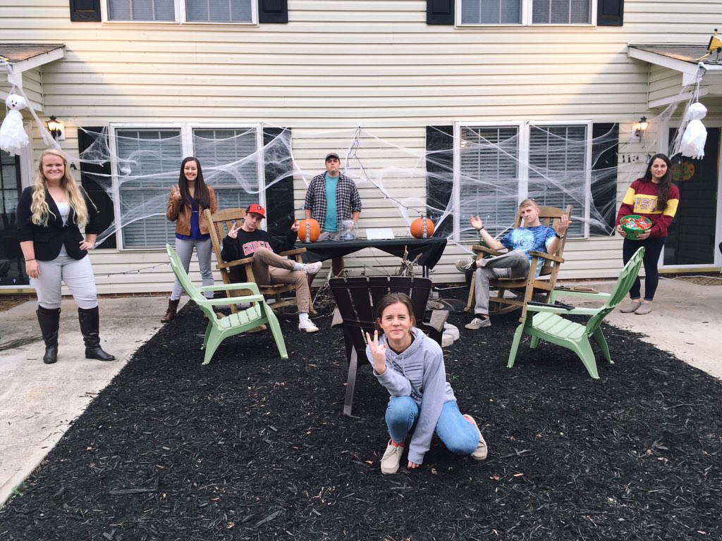 jennconsalvo's tweet photo. South Carolina living #halloweenhoopla2k15 #cdhX https://t.co/dhPuirR1VV
