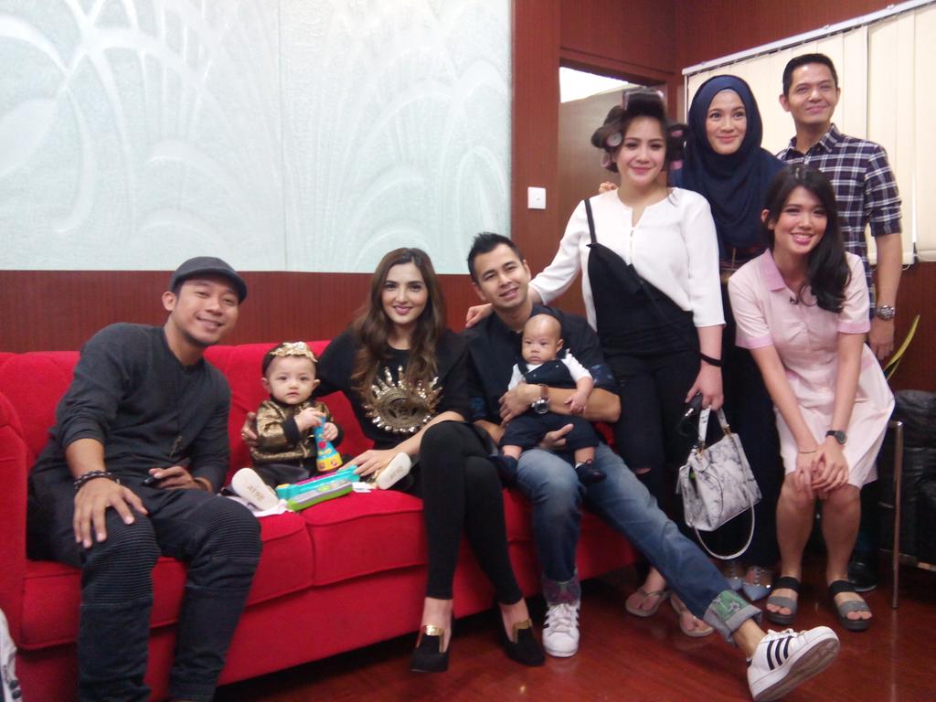 dahSyatMusik's tweet photo. Jangan ke mana mana. Msh ada keseruan yg lainnya di #dahSyatnyaDuniaBayi :D https://t.co/qokZ27JnHb