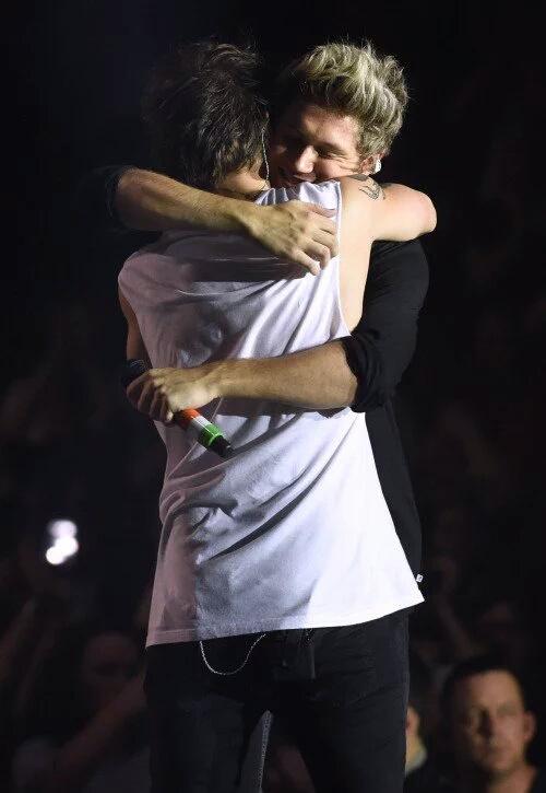 hellabelsx's tweet photo. Meninos no show em Sheffield. (31.10.2015) #11 https://t.co/JT6CddnrNs