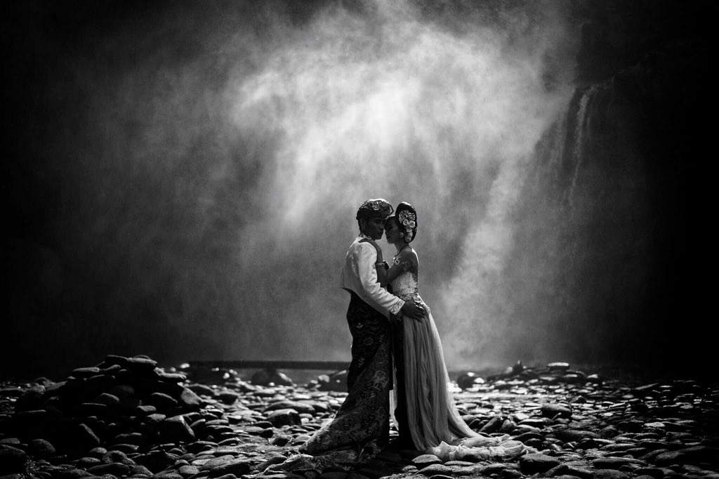 Rai + Suci #prewedding #adatbali

dedotphotography.com #balinese #engagementphoto #esession #bali #bnw #bw