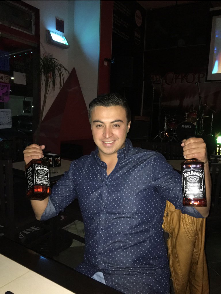 RaulChavz's tweet photo. Alguien va a terminar muy pedo! ☝🏼 @mich_silva #DanielSinTwitter https://t.co/MgGmNSJKBO