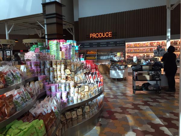 VictorMartino01's tweet photo. Food everywhere: fresh foods & healthy groceries @LaguardiaAirport 10/17/15, via @WendyLiebmann. #alternatechannels https://t.co/smntlOx3j5