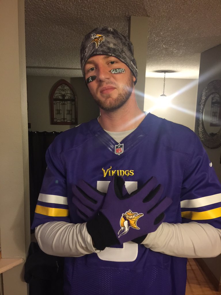 Ddasixsix's tweet image. @teddyb_h2o Happy Halloween! #2gloves #govikings