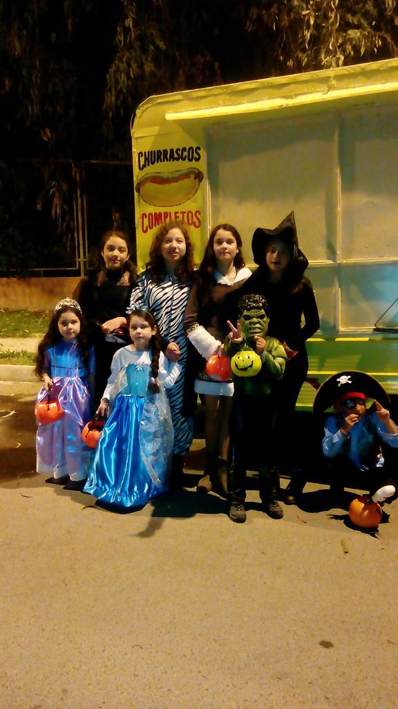 pauandrearaya's tweet photo. Las niñas en Haluwiiinnn https://t.co/WDtTCHwVYX