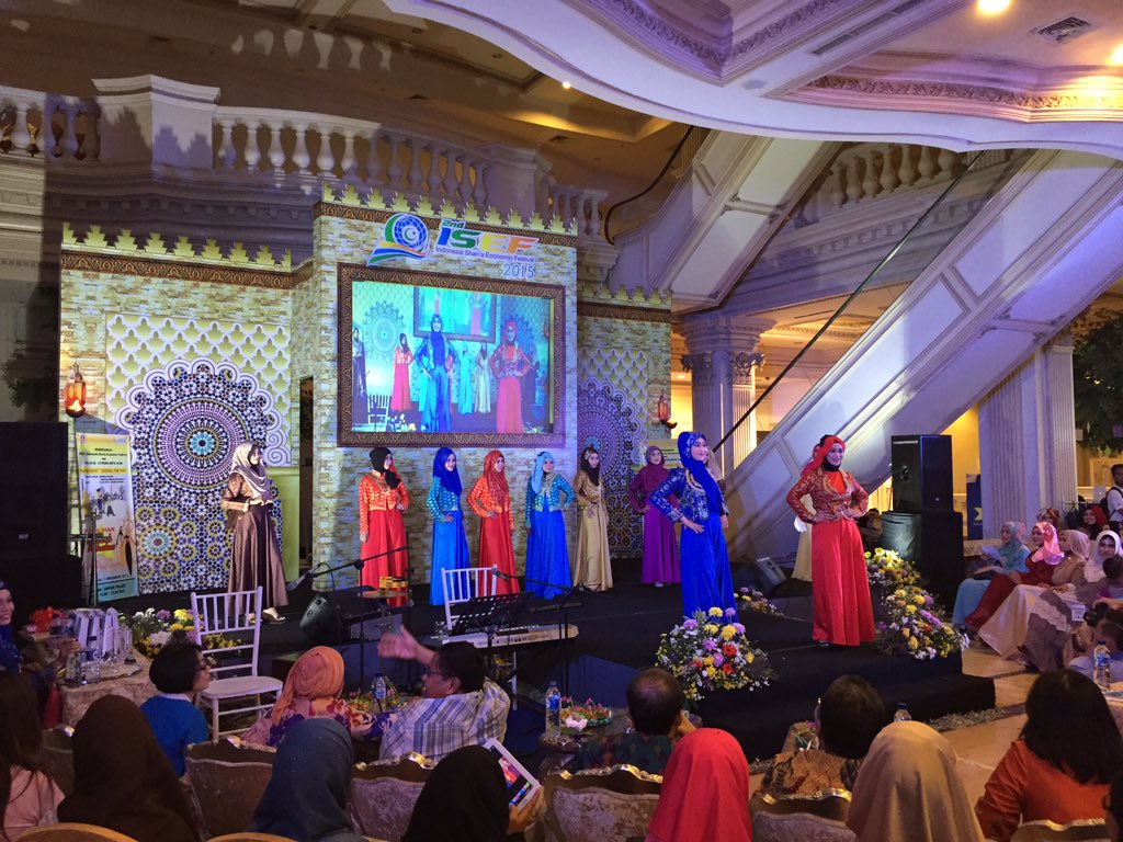 bank_indonesia's tweet photo. Saat ini sdg berlangsung Pemilihan Muslimah Perbankan di Sharia Fair 2015, Empire Palace. #ISEF2015 https://t.co/TCVm3UaNPr
