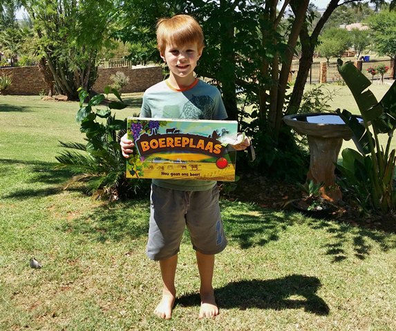 Boereplaas se eerste klient! Hugo Louw (6) sien bedrywighede by die depot en gou kom koop. Lekker speel Hugo!