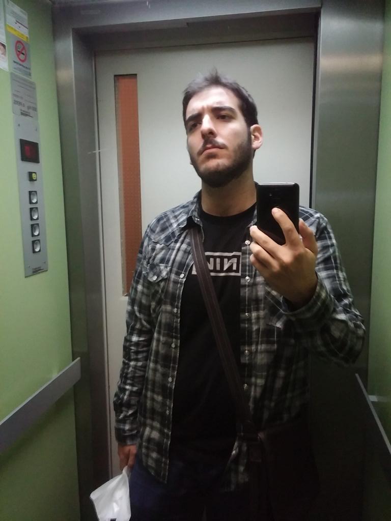 Artuguetas's tweet photo. Moltes felicitats Flink! Pasa un bon dia! #selfink https://t.co/pPe7hGHVxG