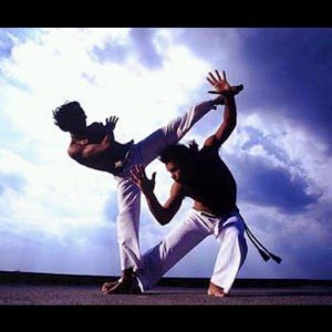 【ダンスジャンル紹介】

ダンスと格闘技の融合
カポエイラって一体どんなの！？？

カポエイラといえば、
某ポ◯モンを想像されるかもしれませんがw
実は凄いんです！！！
↓
↓
gloove.jp/blog/dance_mov…