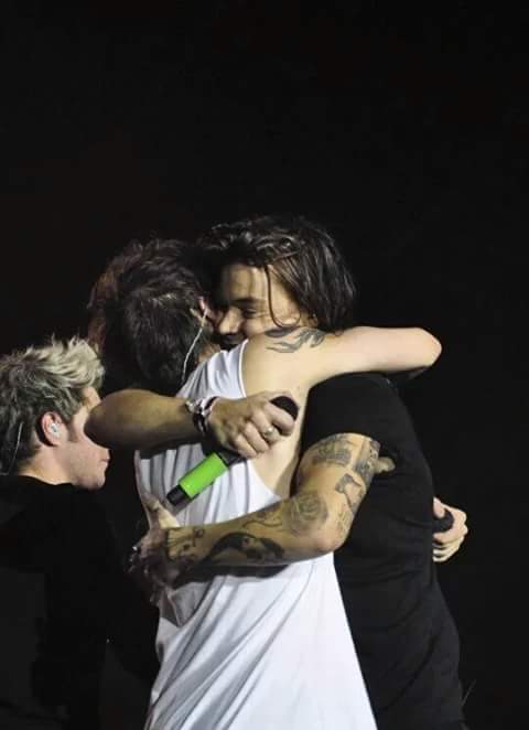 val200022's tweet image. I'm deaddd  #LarryHug