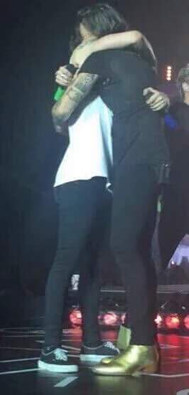 val200022's tweet image. #LarryHug the differenceeee