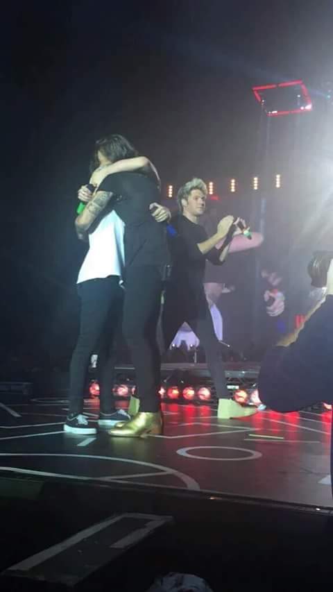val200022's tweet image. #LarryHug. Does someone have Louis reaction ?