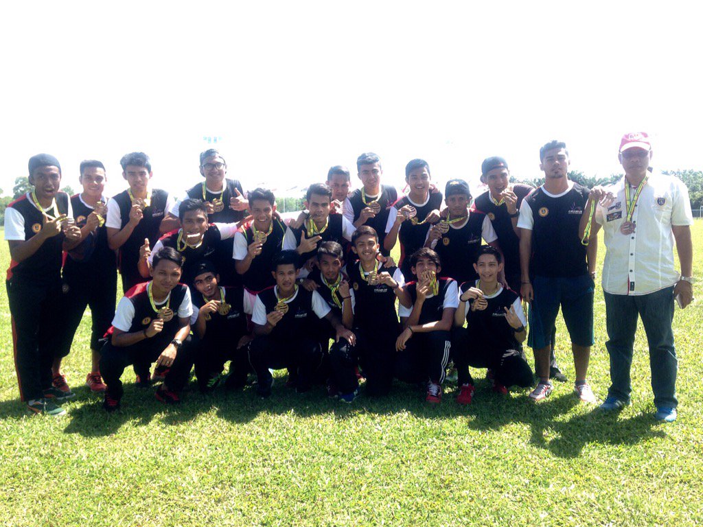 ohgoshArman's tweet photo. First karisma First medal 🙌 love you guys geng 😘😘😘 #Uitmck #karisma2015 https://t.co/ucvYMtukzI