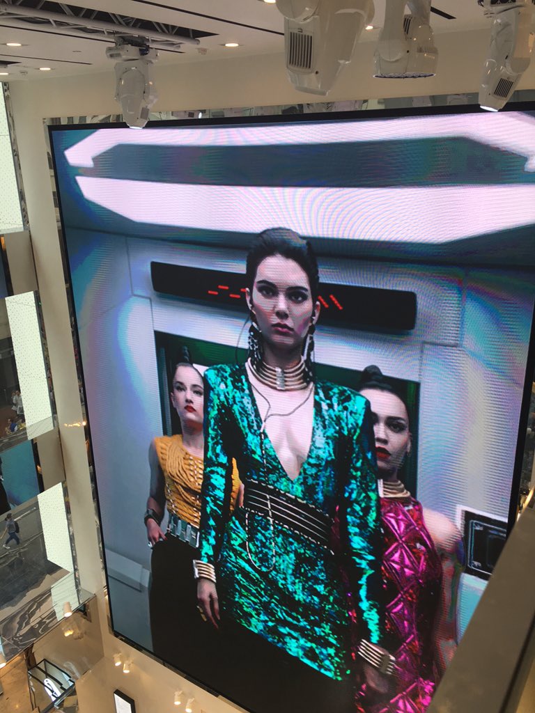 SingSingRabbit's tweet image. Wow... H&amp;amp;M 銅鑼灣店超大電視，超型！
H&amp;amp;M causeway bay store super cool big TV!
 #singsing_rabbit #singsingrabbit #h&amp;amp;m #shopping