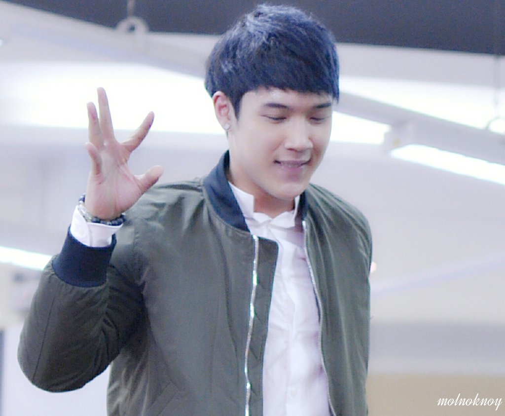 molnoknoy's tweet photo. หลบไป จะปล่อยแสงละ😅😅 #KS #31OCT15 https://t.co/2tqgkNd0gO