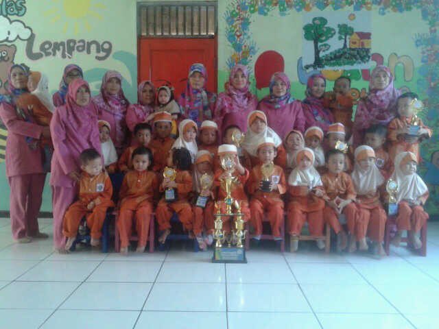 ZakiAyep's tweet photo. TPA DB Krng tengah dgn piala juara umum dlm kegiatan Expo gebyar paud Doa Bangsa sekokab Sukabumi thn 2015. https://t.co/DcTE382C3J