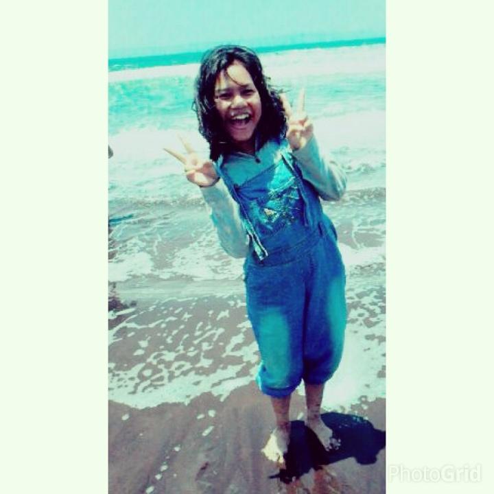RinaZahrotul's tweet photo. Kenapa rinanya sekarang jadi takut sama pantai? Kenapa coba? 😢 https://t.co/WiiLTtOMK2