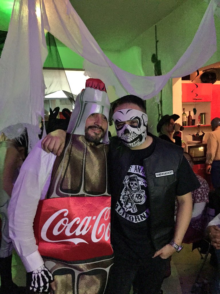 Raul_Roma's tweet photo. Aquí yo con la ultima Coca cola del desierto. https://t.co/1syJcblU3N