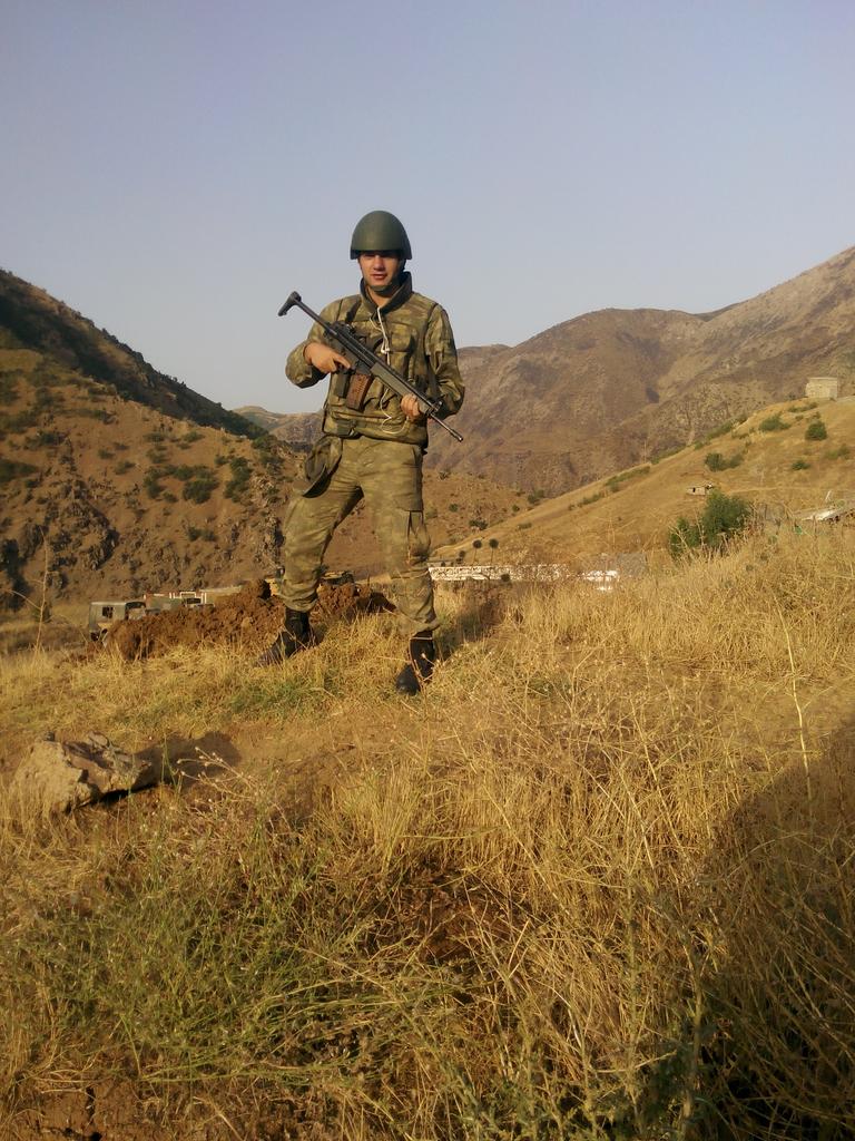 051rusen's tweet photo. Hakkari şemdinlide askerim ve kullanacağınız oylar bizim kaderimizi belirliyecek...
#oykullan https://t.co/cKvJahud45